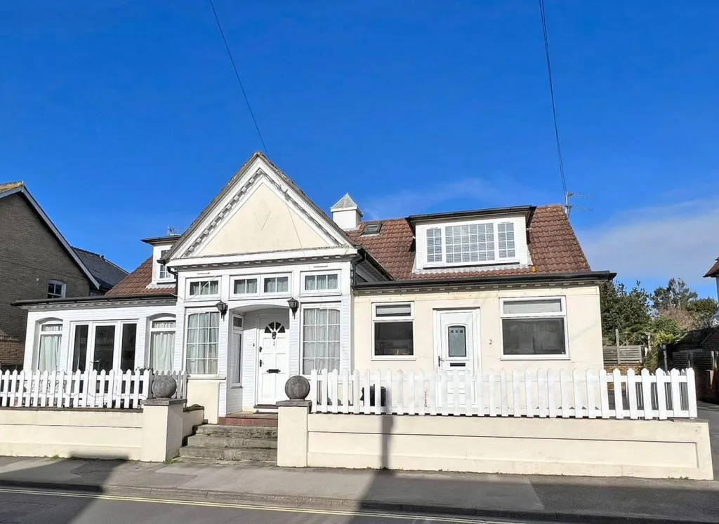2 bed flat for sale, Milford on Sea, Lymington