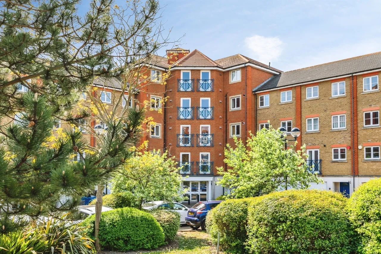 3 bed flat for sale — San Juan Court, Eastbourne