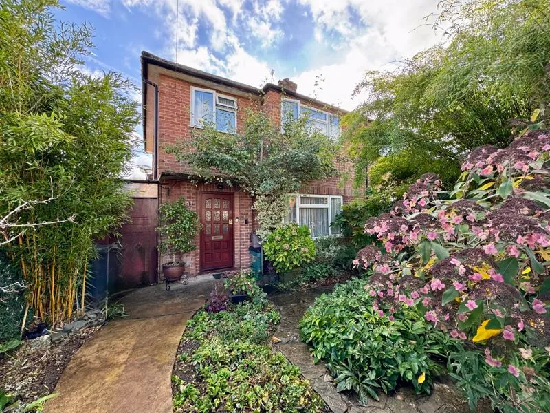3 bed property for sale — Clapton Approach, Wooburn Green HP10 0DP