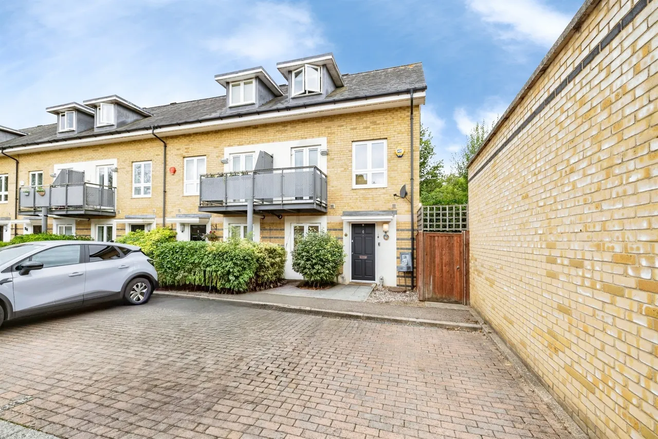 3 bed house for sale — Hugo Close, Watford