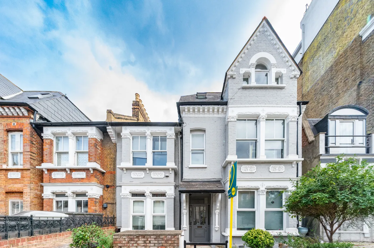 2 bed flat for sale — Flat Ground Floor, 213 Battersea Bridge Road, London