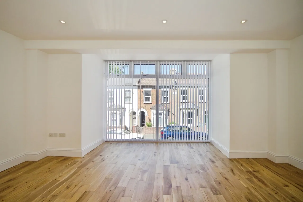 Steele Road, London, E11, photo 21