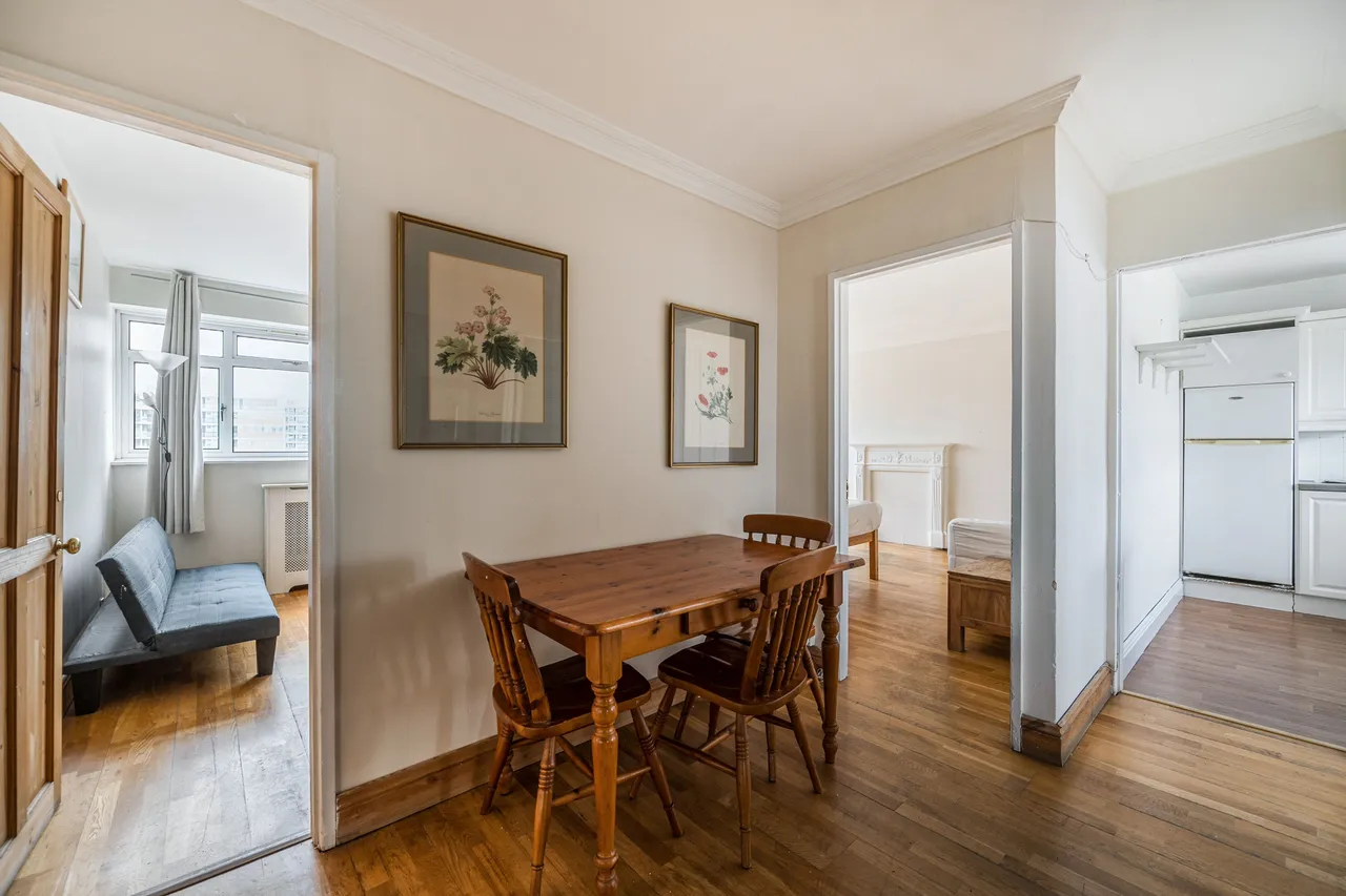 2 bed flat for sale — 43 Bramwell House, Churchill Gardens, London