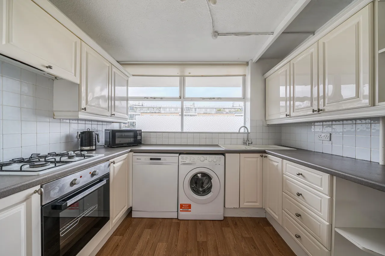 43 Bramwell House, Churchill Gardens, London, photo 4