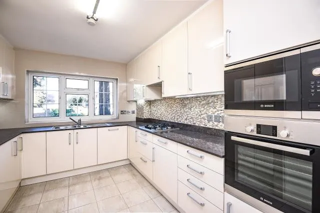 Myrtleside Close, Northwood, HA6, photo 3