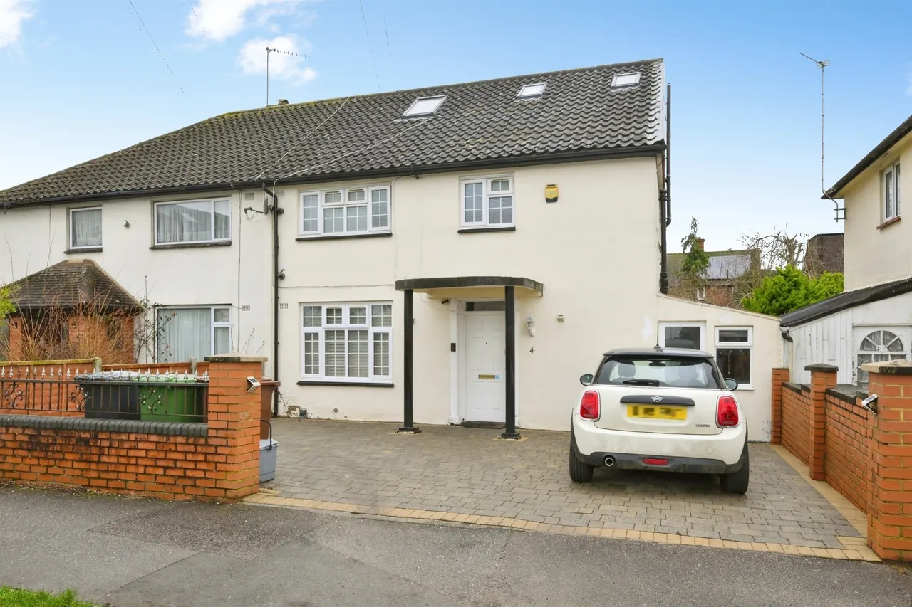 4 bed house for sale — Lincoln Court, Borehamwood