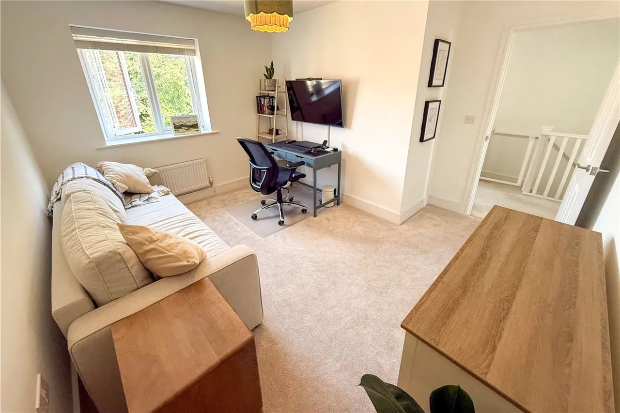 Lake Avenue, Mytchett, Camberley, Surrey, GU16 6GW, photo 12