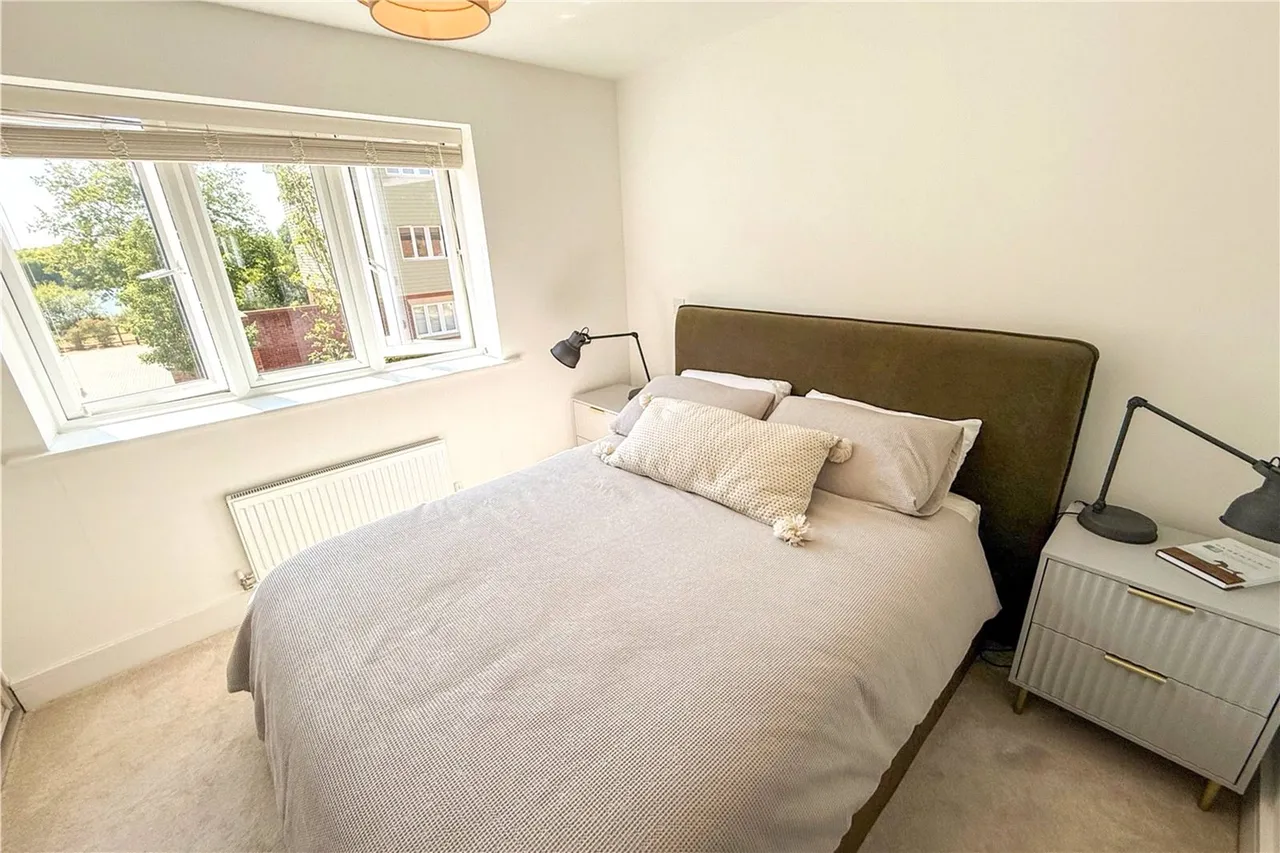 Lake Avenue, Mytchett, Camberley, Surrey, GU16 6GW, photo 9