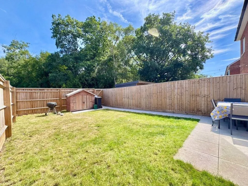 Lake Avenue, Mytchett, Camberley, Surrey, GU16 6GW, photo 4