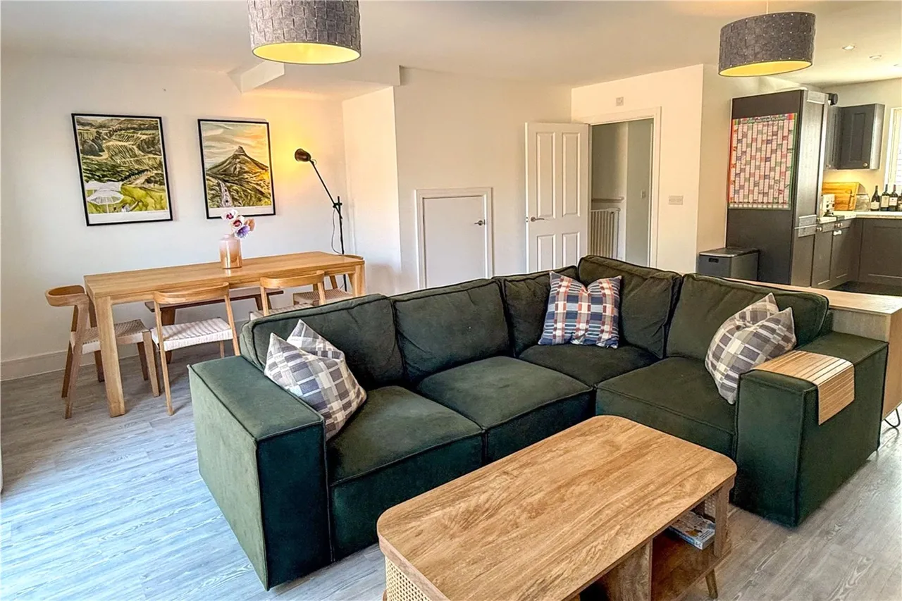 Lake Avenue, Mytchett, Camberley, Surrey, GU16 6GW, photo 5