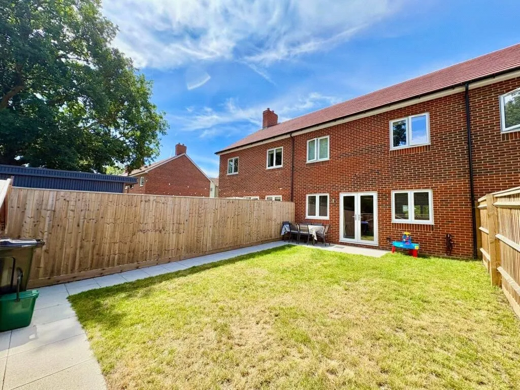 Lake Avenue, Mytchett, Camberley, Surrey, GU16 6GW, photo 3
