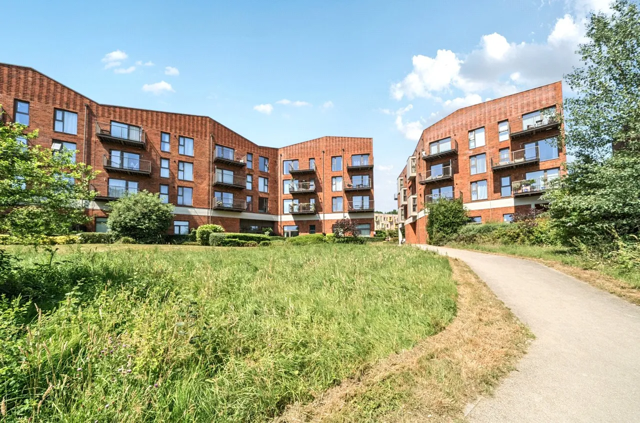 2 bed flat for sale, Walnut Tree Close, Guildford, GU1