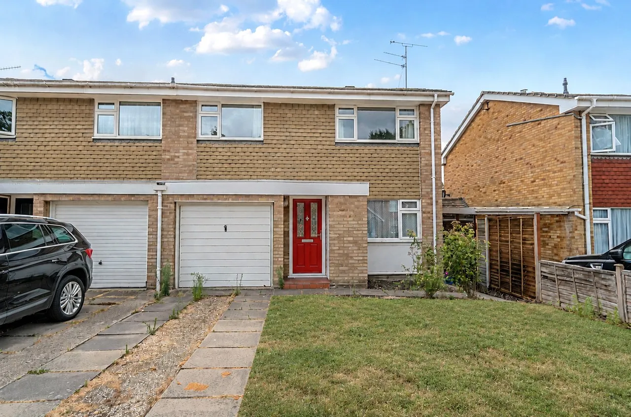 3 bed house for sale — Sandy Lane, Farnborough, Hampshire, GU14 9JB