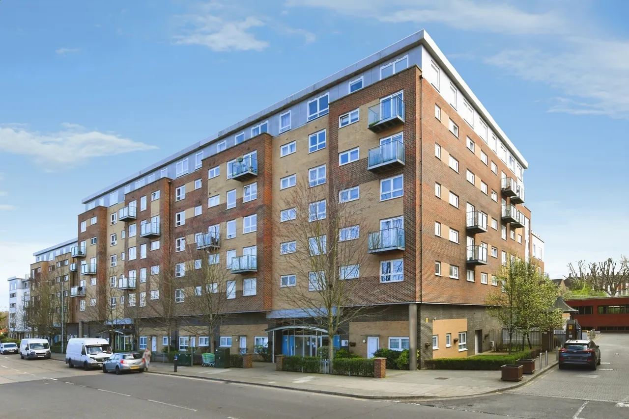 2 bed flat for sale — Cherrydown East, Basildon, Essex, SS16