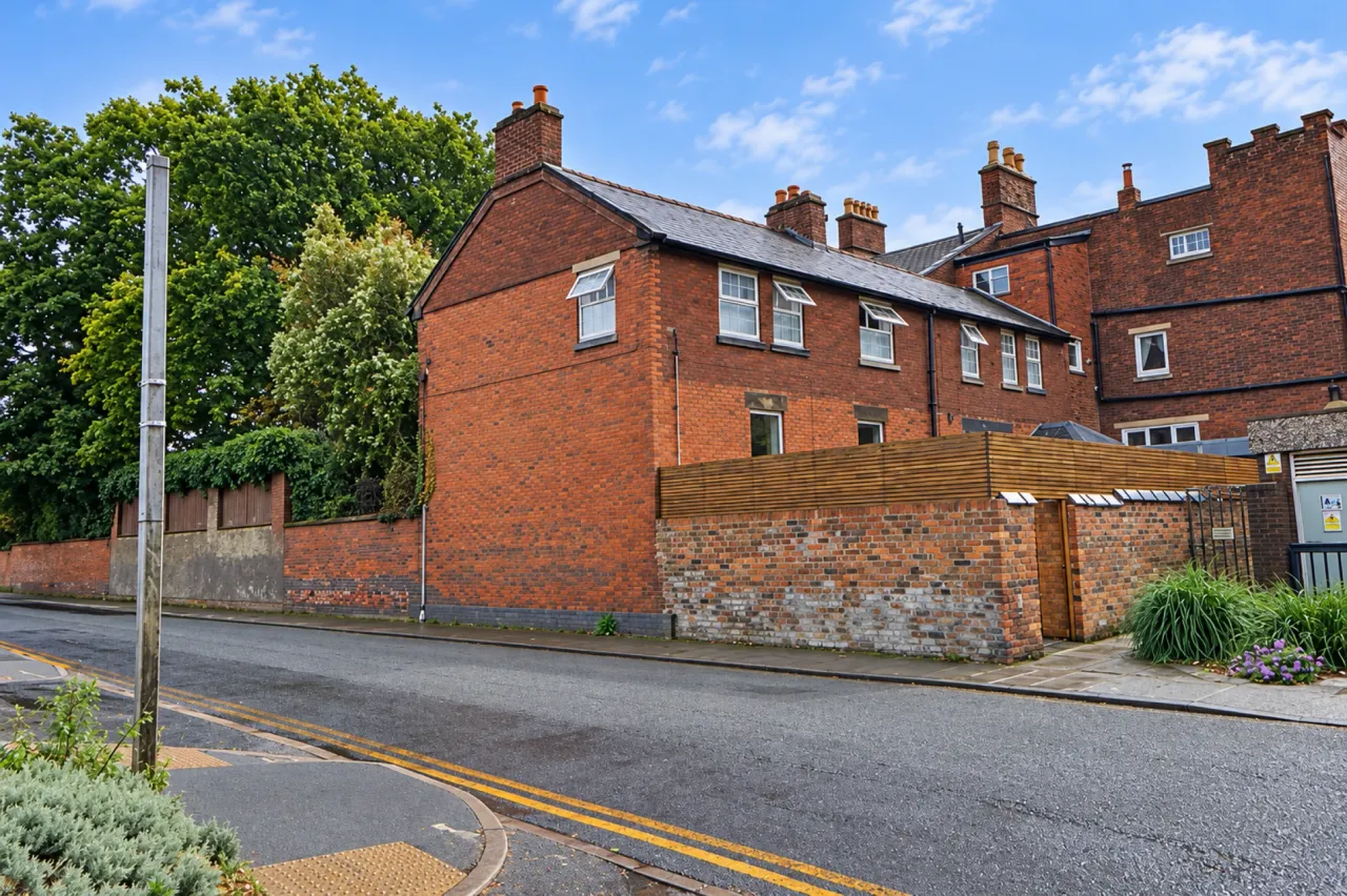 2 bed flat for sale, Crewe Road, Alsager