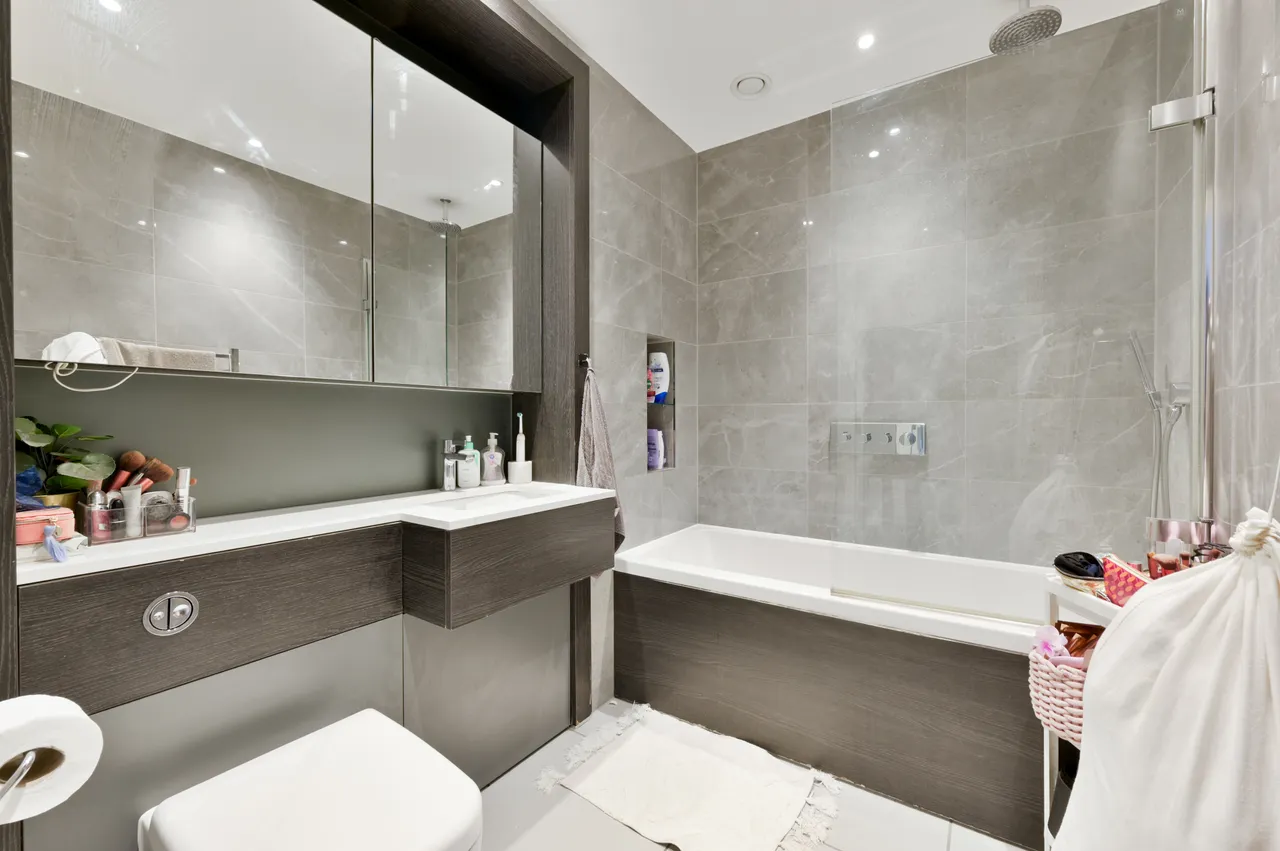 Brentford, TW8, photo 7
