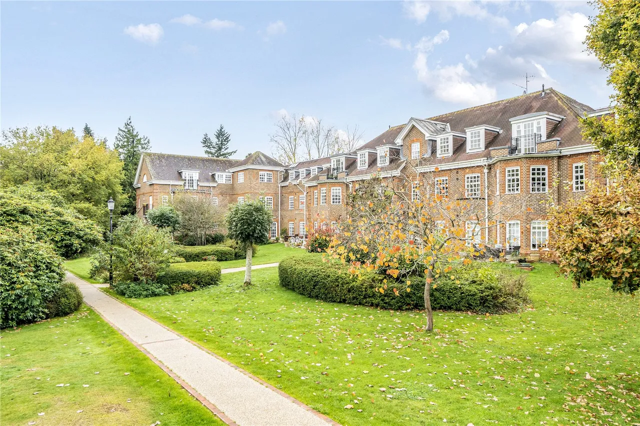 2 bed flat to rent, Castle Village, Berkhamsted