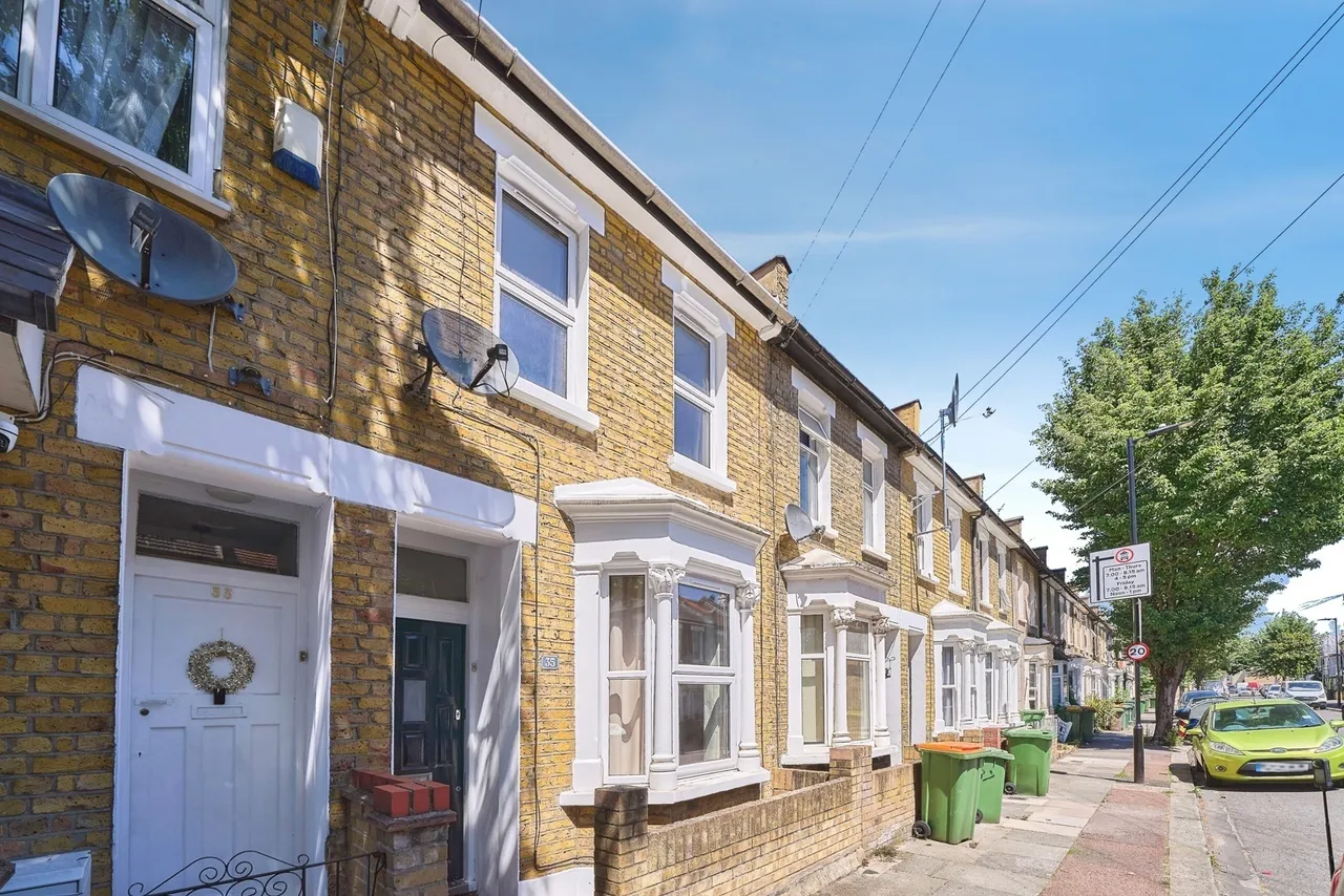 2 bed house for sale — Faringford Road, London, E15