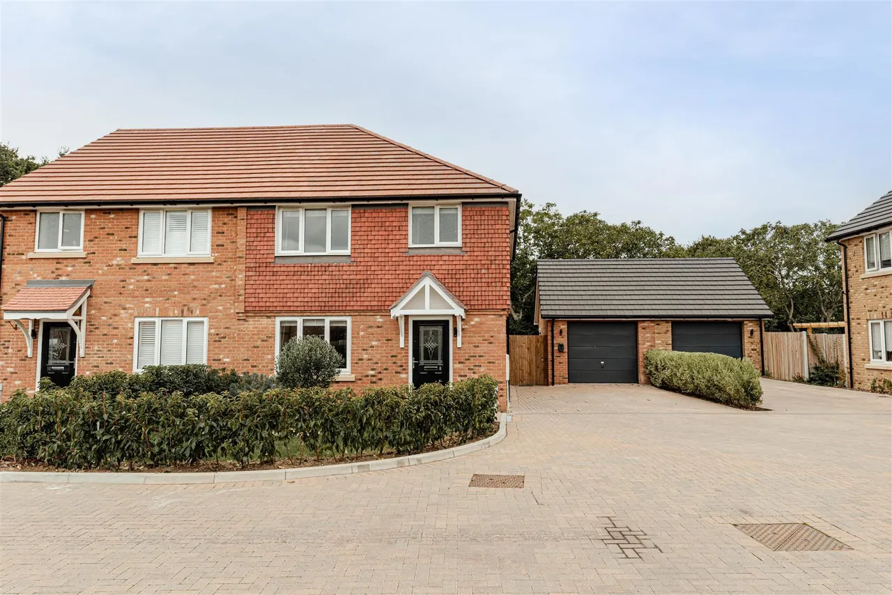 3 bed house for sale — Ellington Mews, Manston, Ramsgate, Kent, CT12 5NF