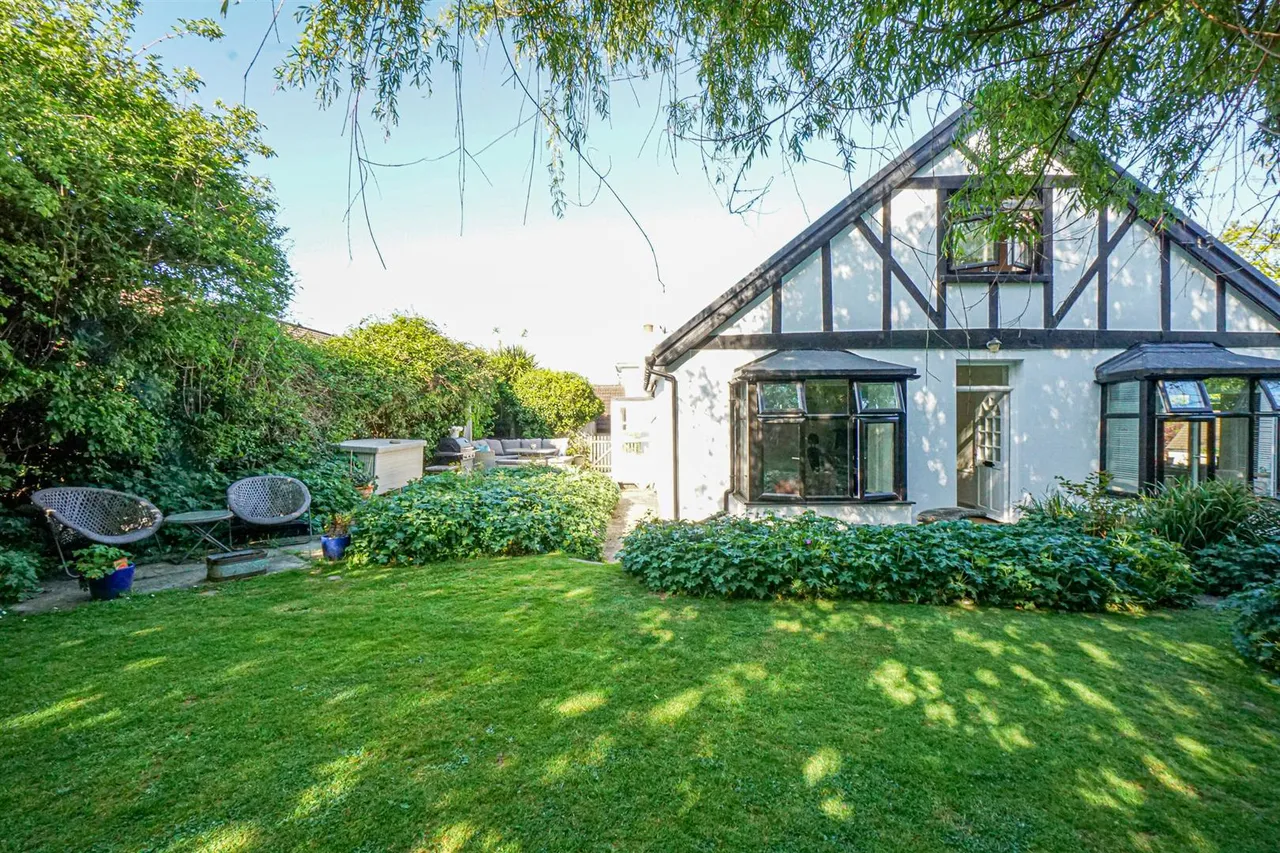 Beauharrow Road, St. Leonards-On-Sea, photo 17