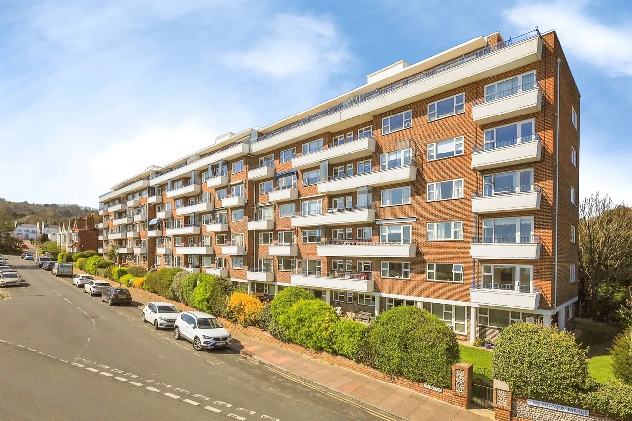 2 bed flat for sale — Cliff Road, Eastbourne
