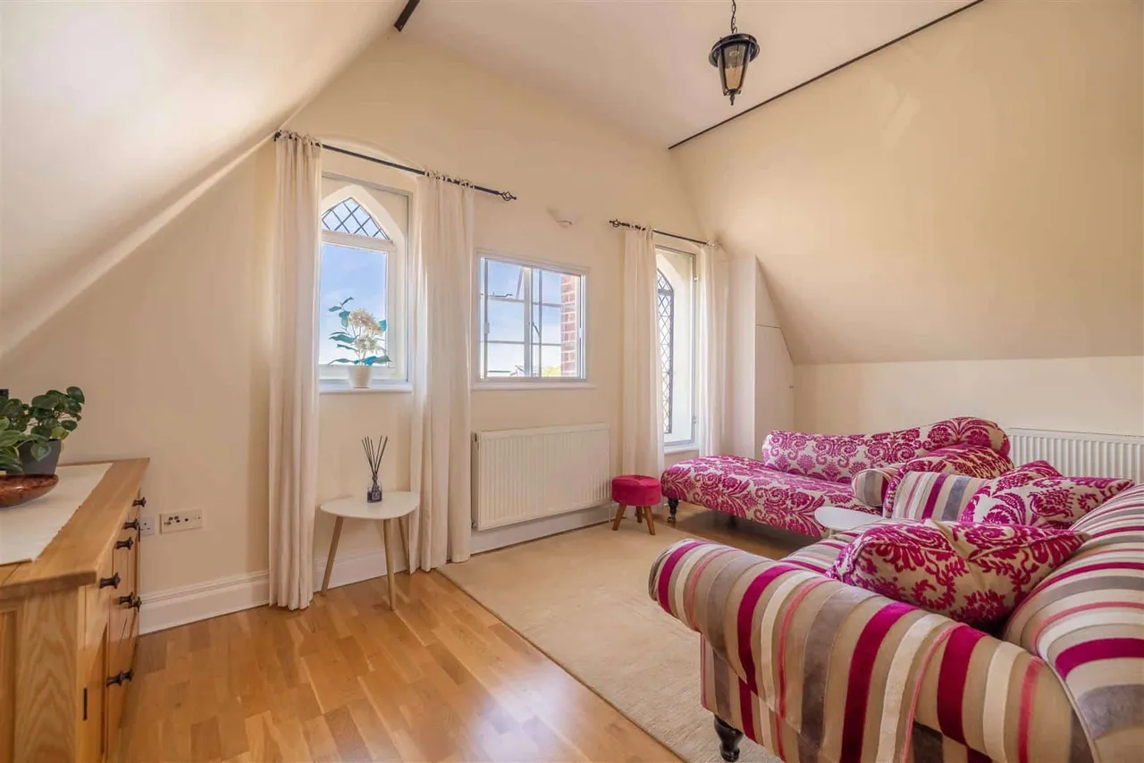 Hatch Lane, Windsor, SL4 3QR, photo 2