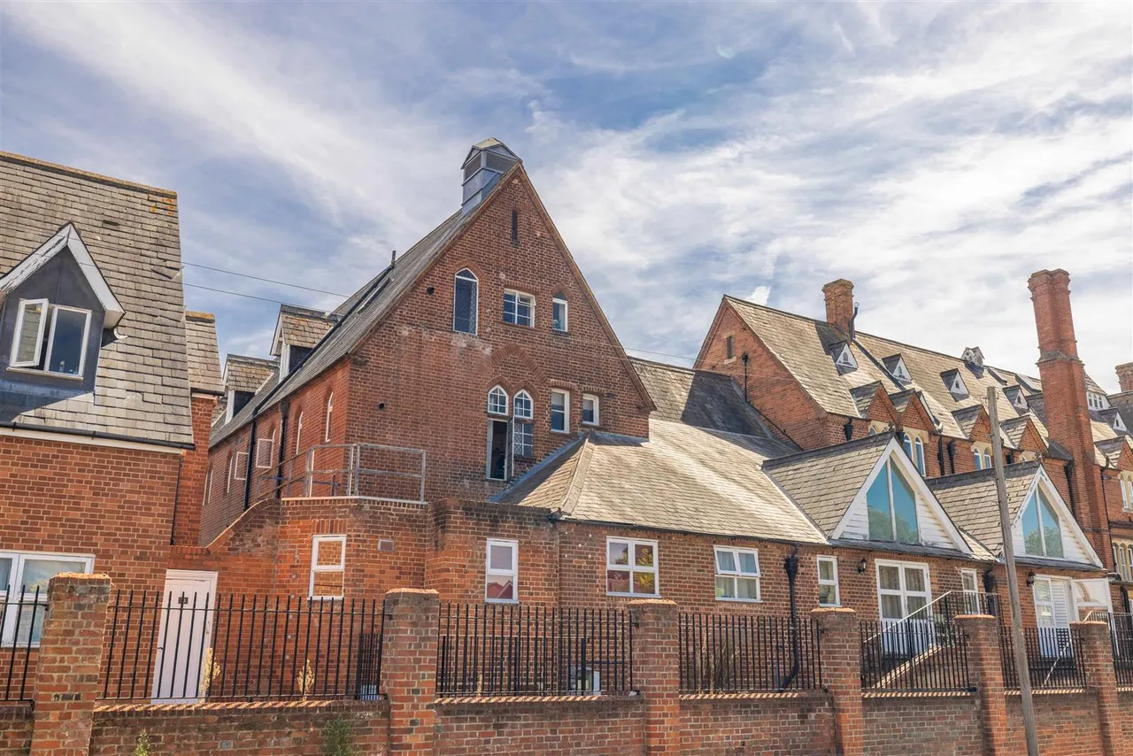 Hatch Lane, Windsor, SL4 3QR, photo 18