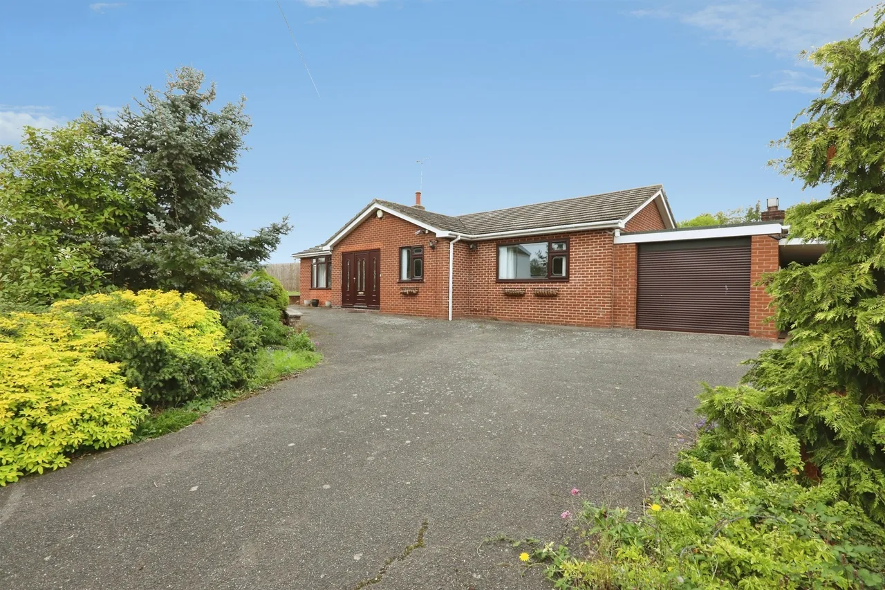 3 bed house for sale, Town Street, Treswell, DN22