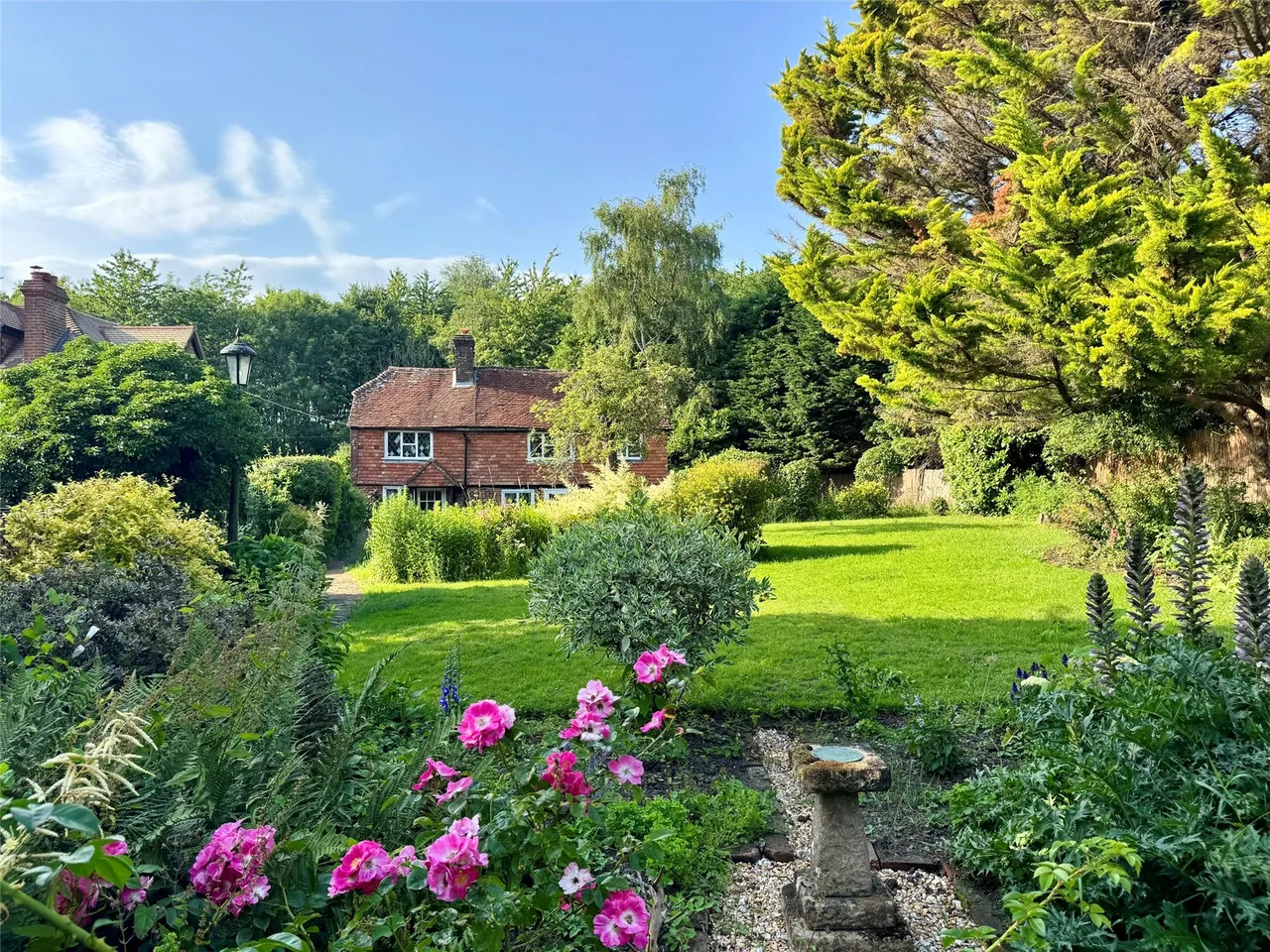 4 bed house for sale, Haslemere Road, Brook, GU8