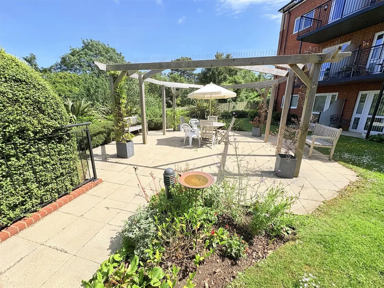 8 Botley Road, Park Gate, Southampton, photo 14