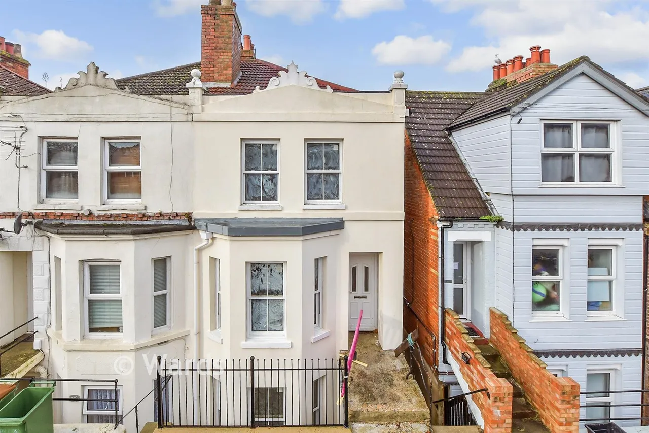 4 bed flat for sale, Broomfield Road, Cheriton, CT19