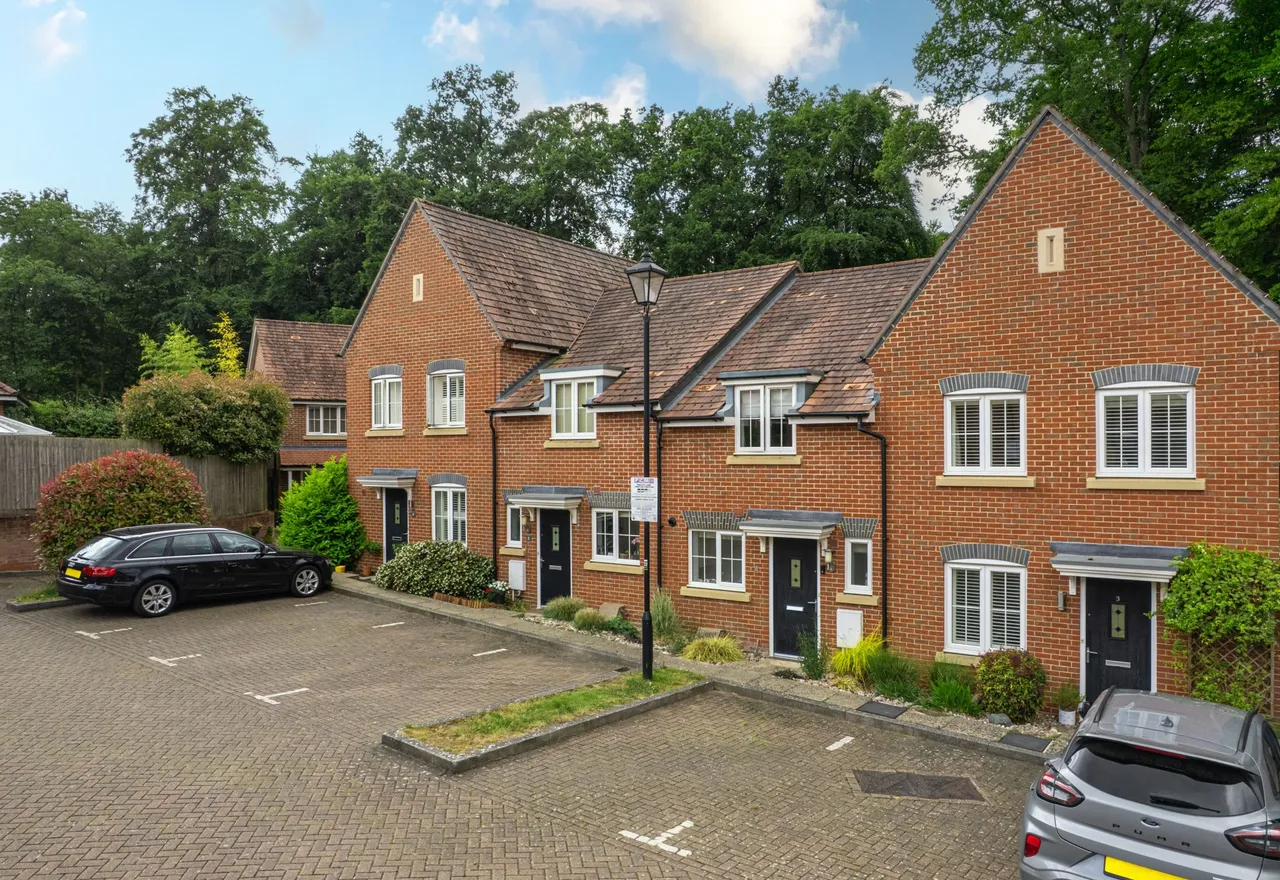 2 bed house for sale — Filbert Grove, Hartley Wintney, Hook, RG27 8ZQ