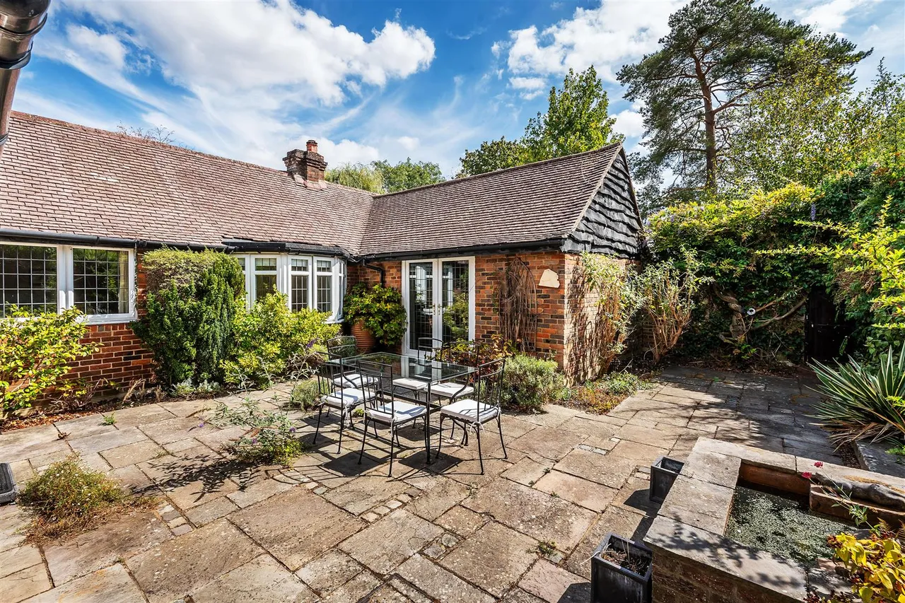School Lane, Fetcham, KT22, photo 3