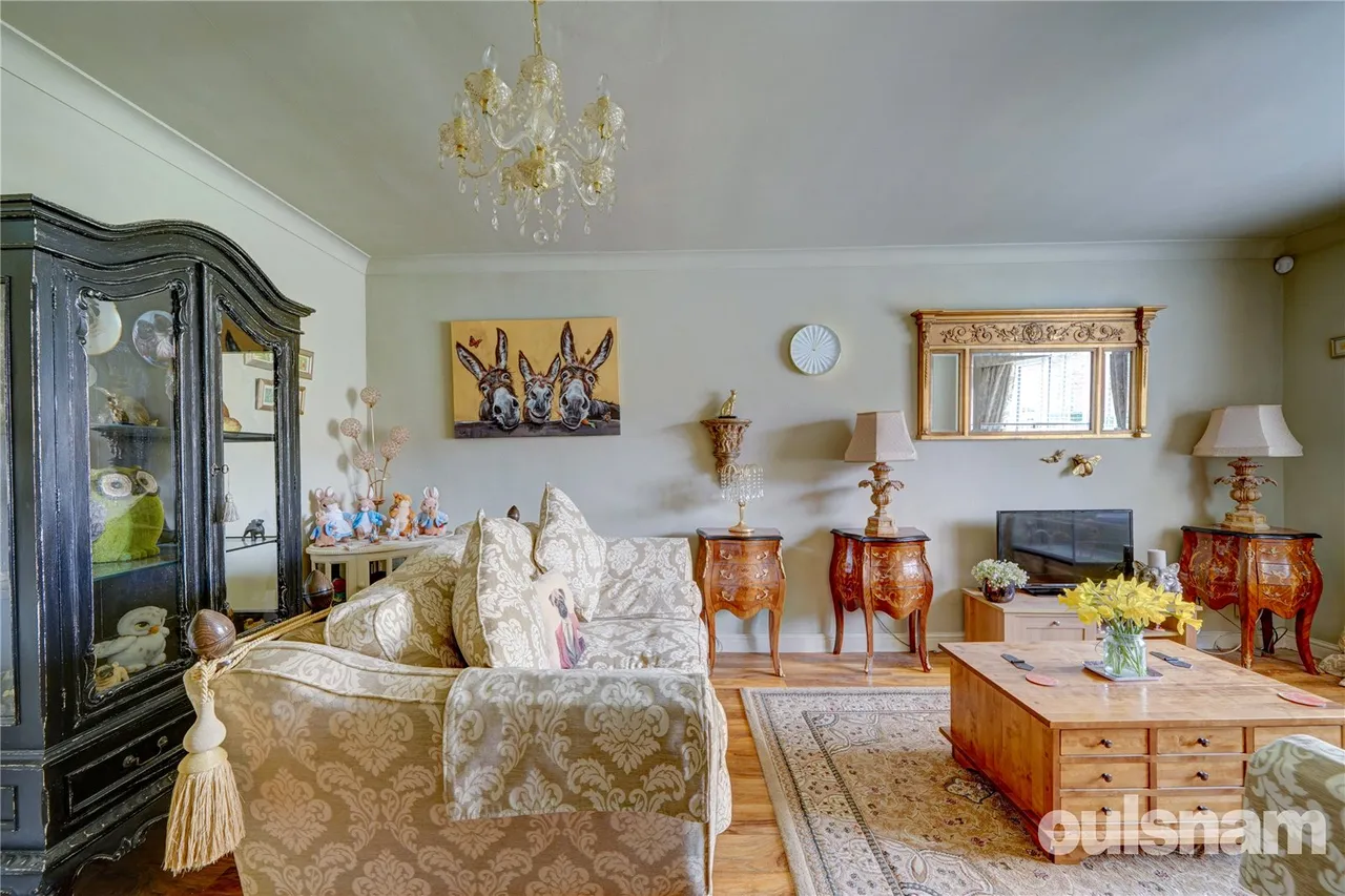 St. Georges Crescent, Droitwich, Worcestershire, WR9 8BX, photo 2