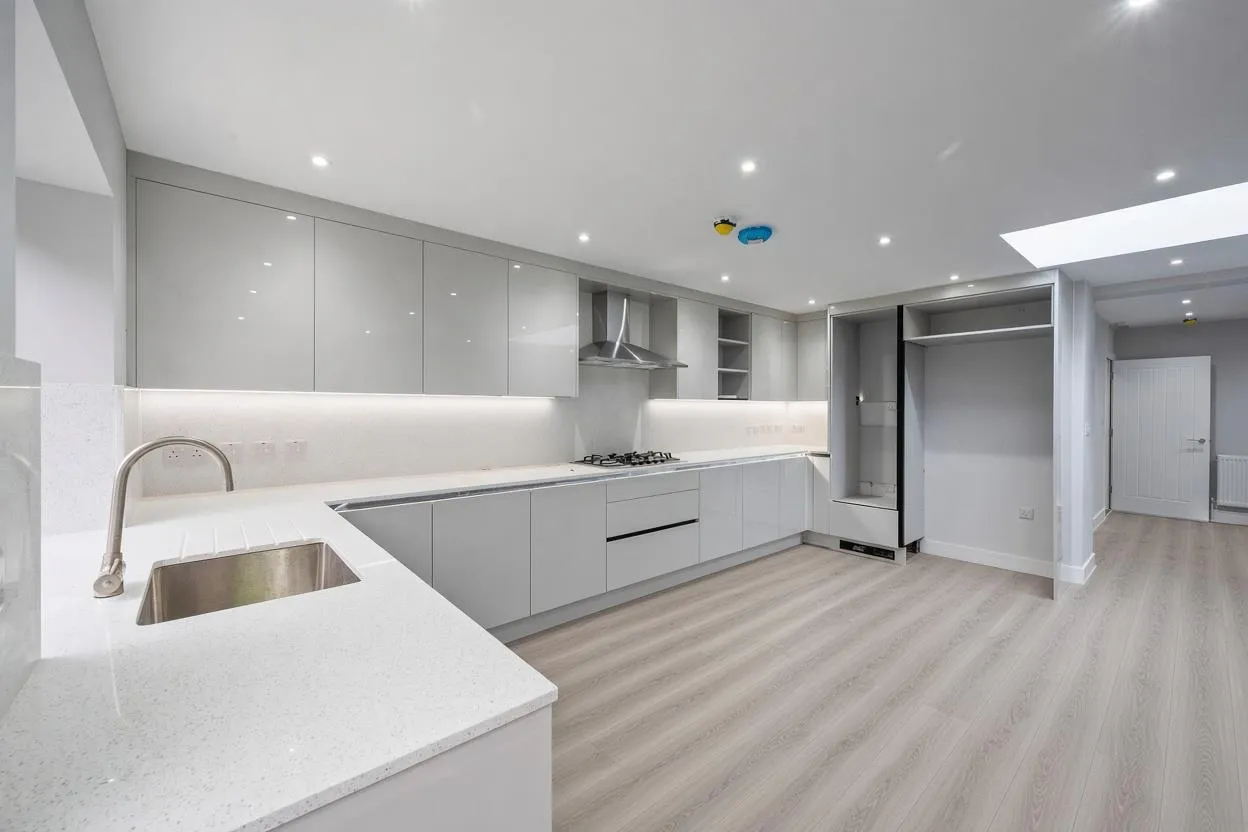 Randall Avenue, London, NW2, photo 2