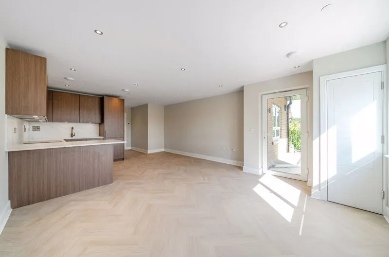 88 Riddlesdown Road, Purley CR8 1DD, photo 2