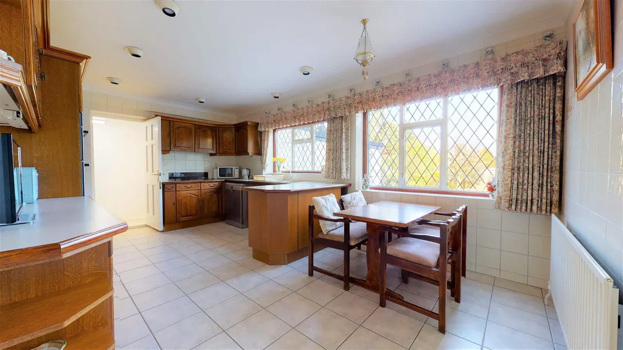 The Beacons, Loughton, photo 8
