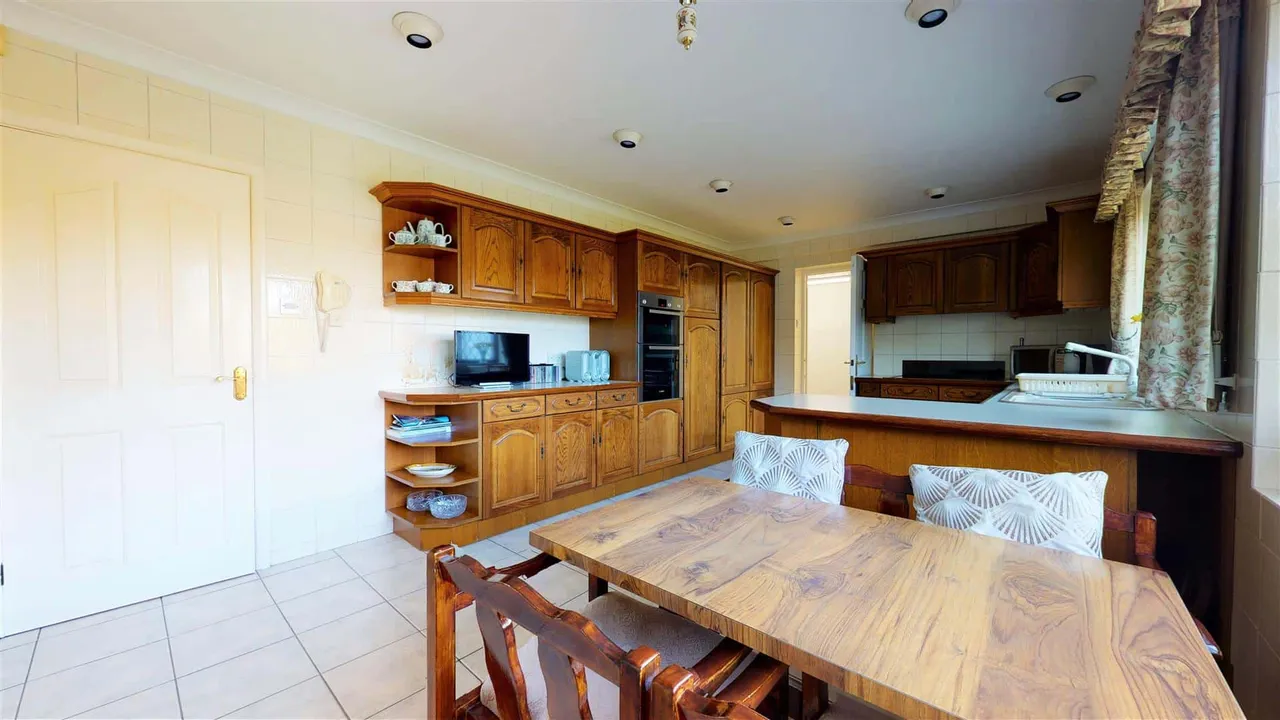 The Beacons, Loughton, photo 9