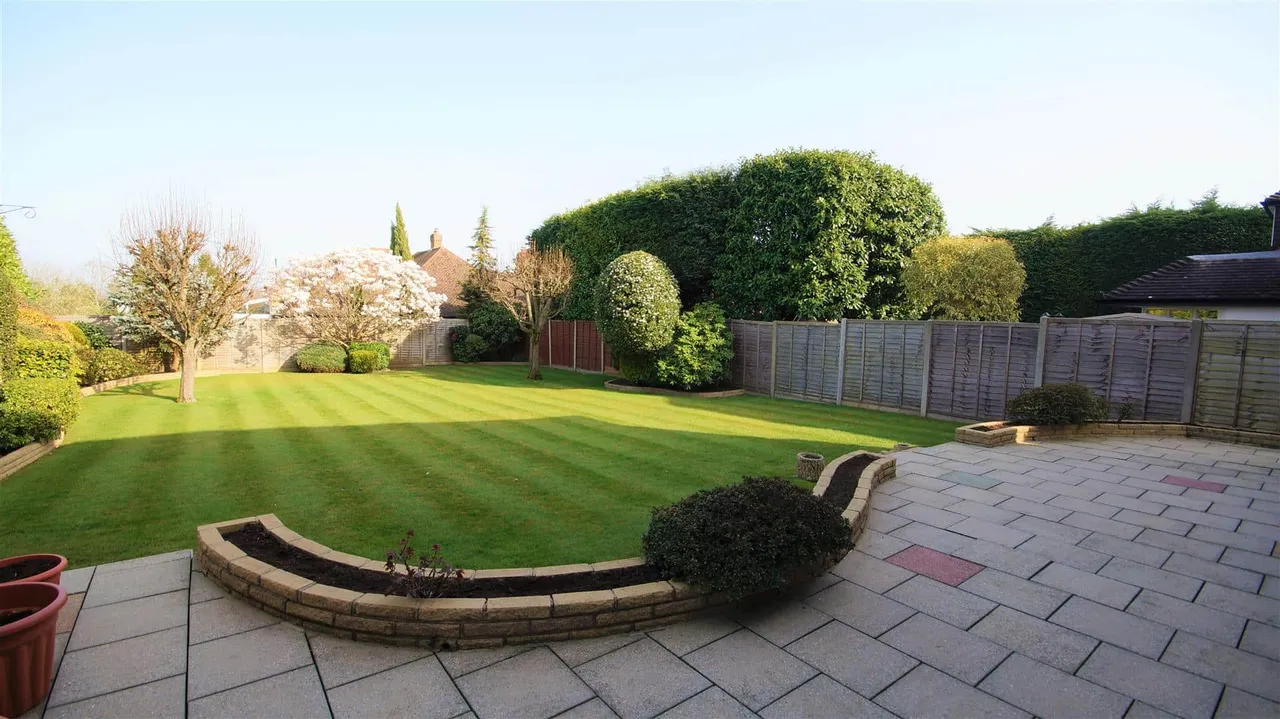 The Beacons, Loughton, photo 2