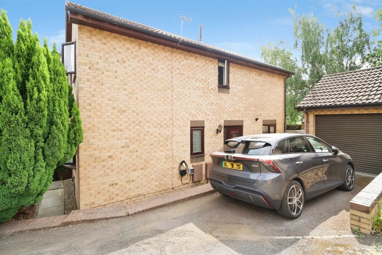 Horton Close, Rodley, LS13, photo 11