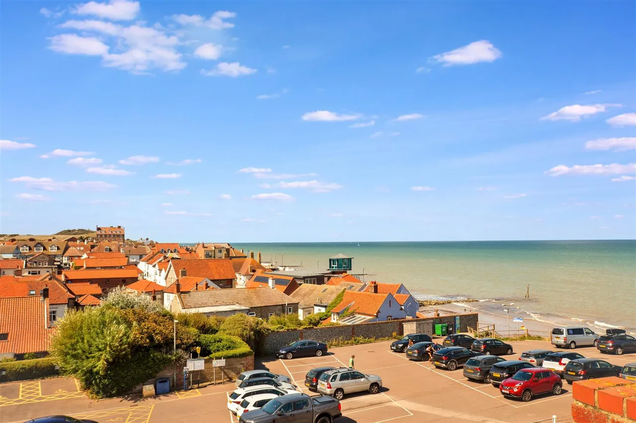 2 bed flat for sale, Cliff Road, Sheringham, NR26