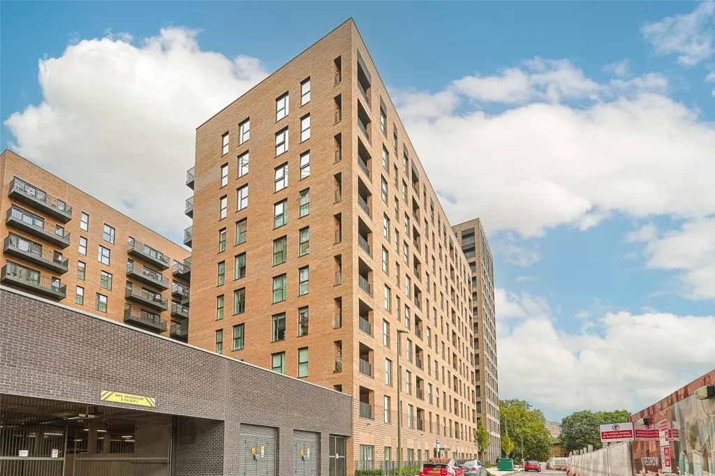3 bed flat for sale, Lismore Boulevard, Colindale, NW9