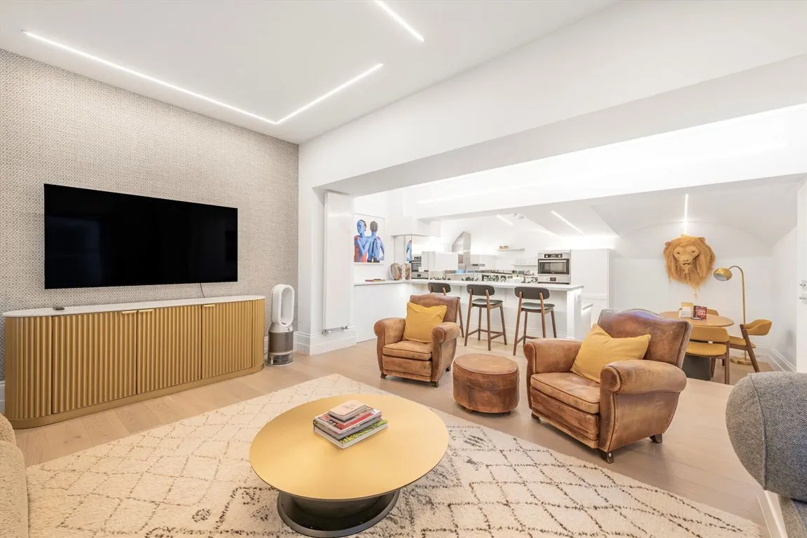 3 bed property for sale, Winchester Street, Pimlico, SW1V