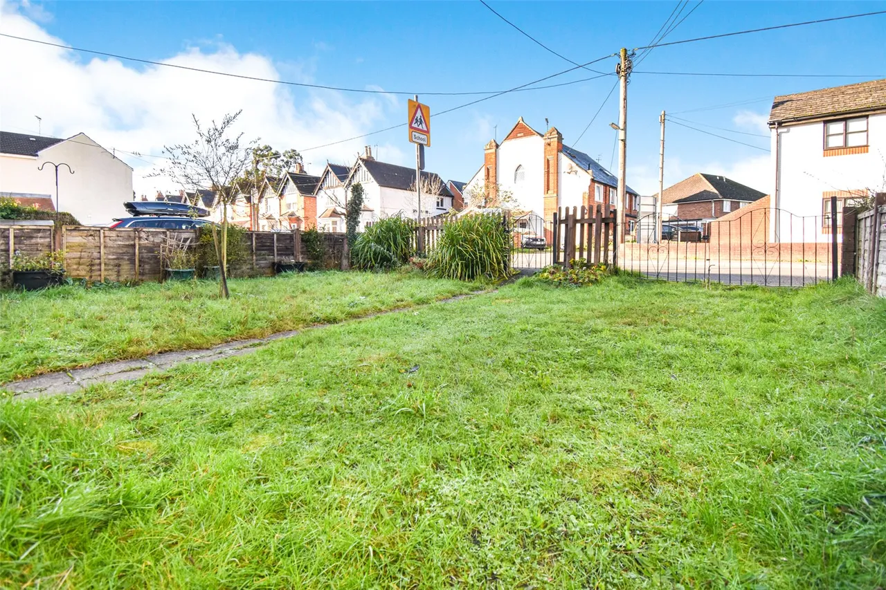 Badshot Lea Road, Badshot Lea, Farnham, Surrey, GU9 9LT, photo 6