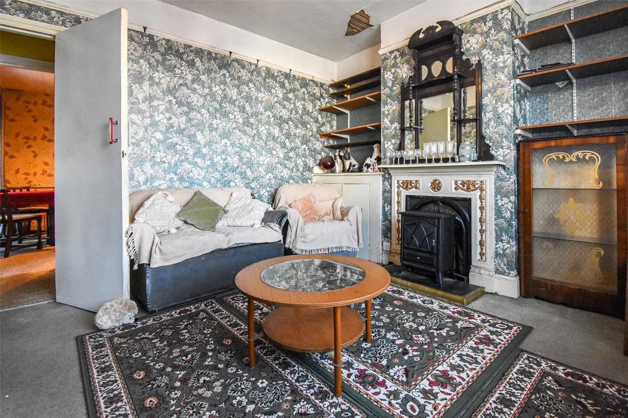 Badshot Lea Road, Badshot Lea, Farnham, Surrey, GU9 9LT, photo 2