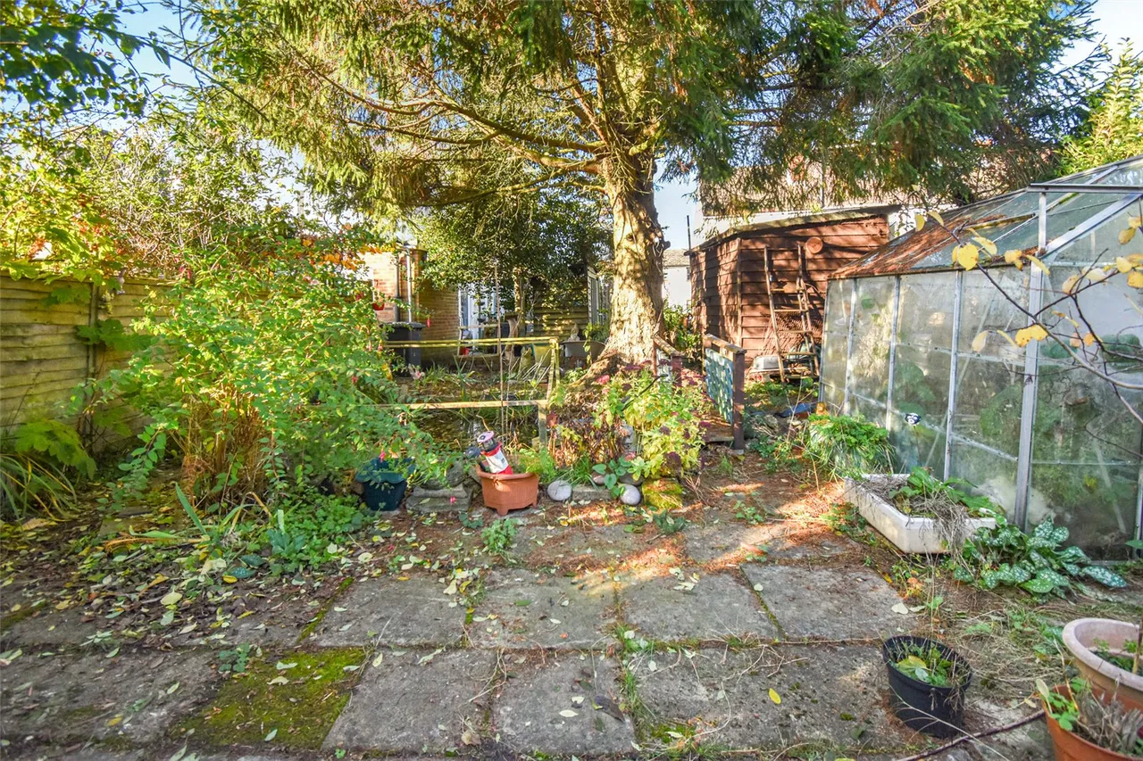 Badshot Lea Road, Badshot Lea, Farnham, Surrey, GU9 9LT, photo 4