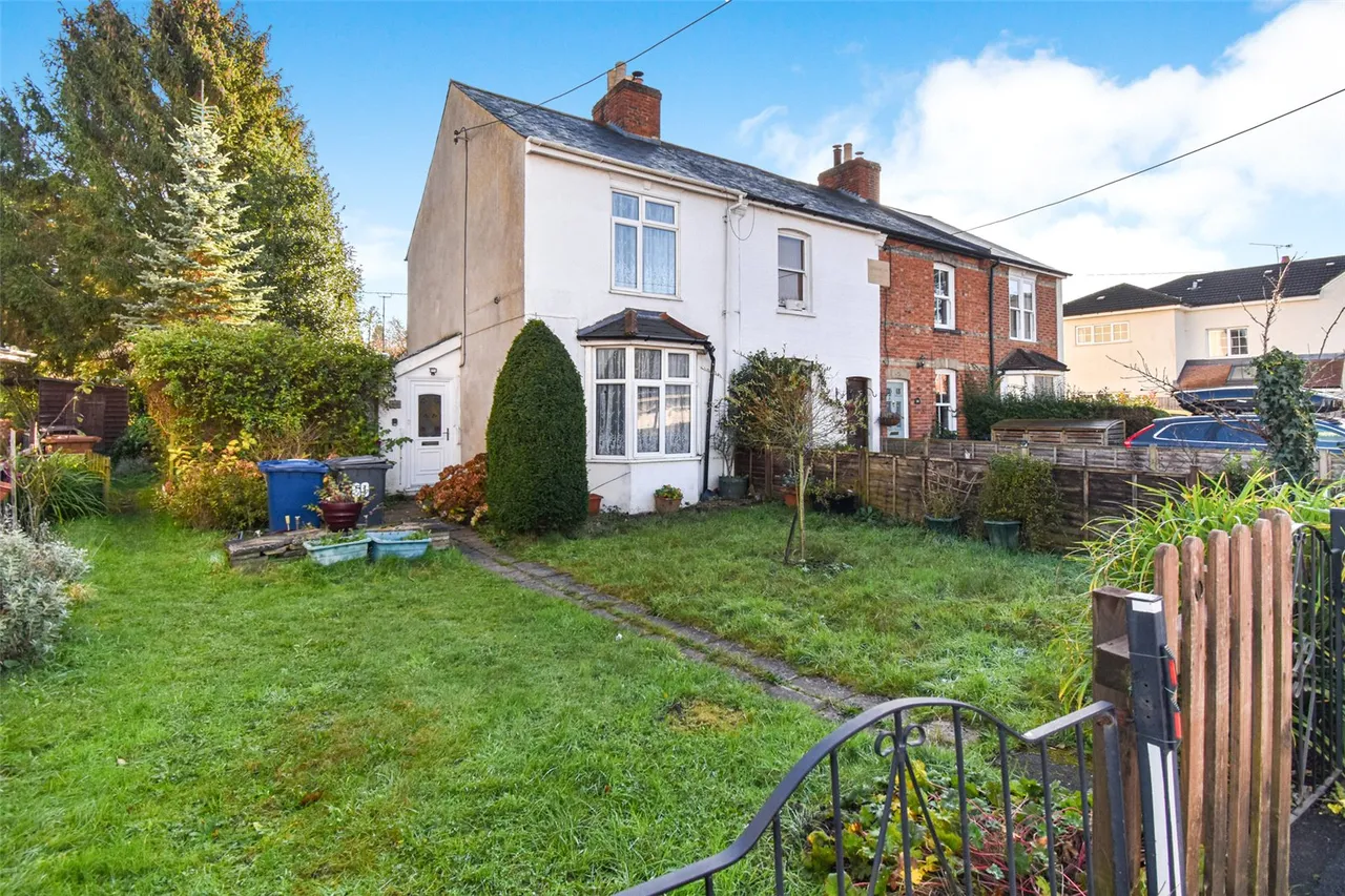 3 bed house for sale — Badshot Lea Road, Badshot Lea, Farnham, Surrey, GU9 9LT