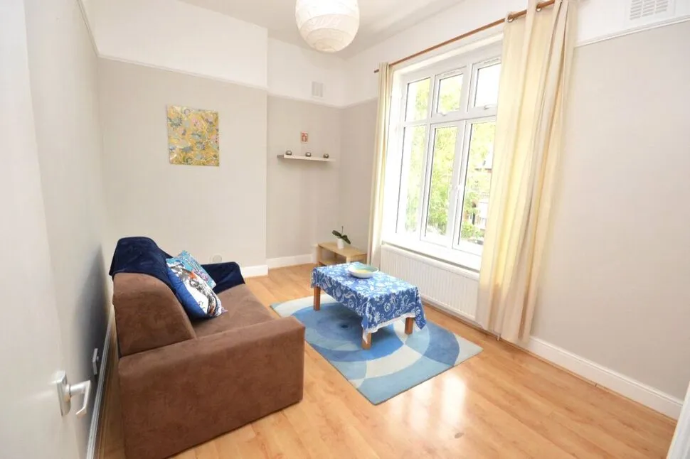 St. Stephens Road, Hounslow, TW3, photo 2