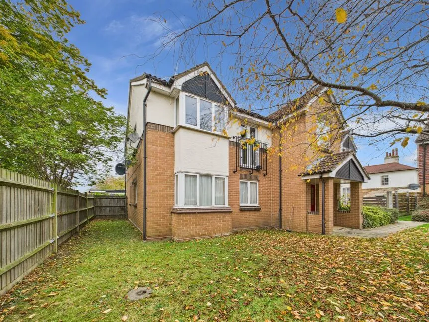 2 bed flat for sale — Sparks Close, Dagenham, RM8