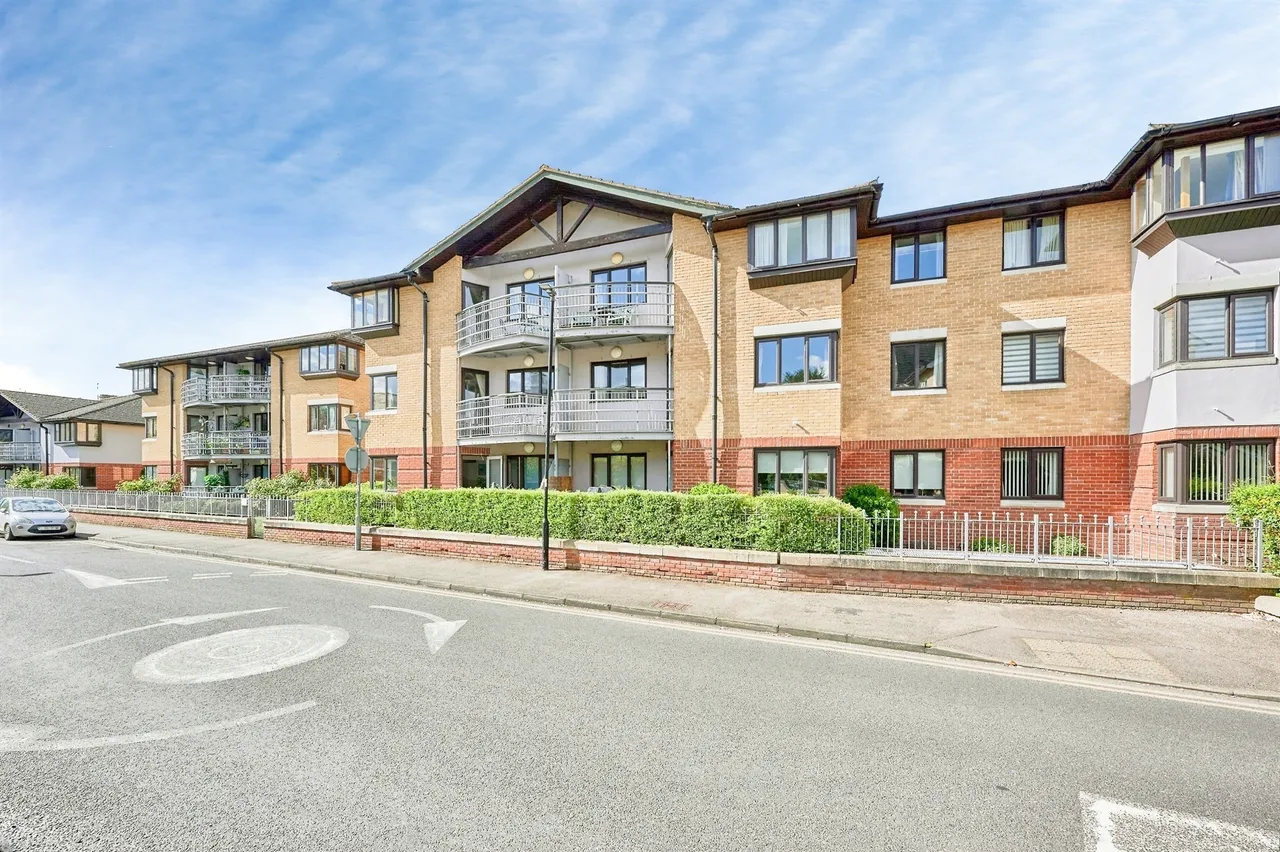2 bed flat for sale, Station Street, Saffron Walden, CB11